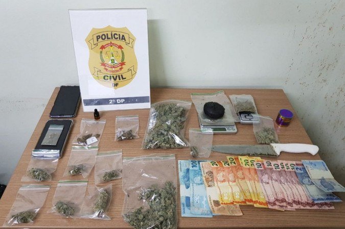 Drogas e utensílios foram apreendidos pela polícia na casa do acusado -  (crédito: PCDF/Divulgação)