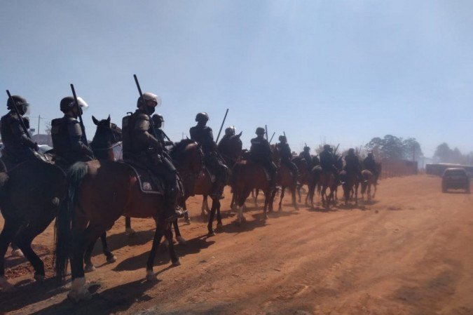 PMDF se prepara para confronto com moradores que jogam objetos contra os agentes -  (crédito: Cibele Moreira)