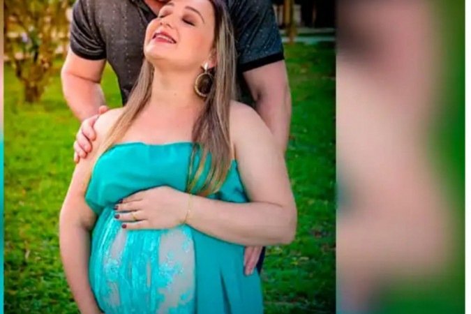 Flavia Godinho Mafra grávida com mão na barriga 