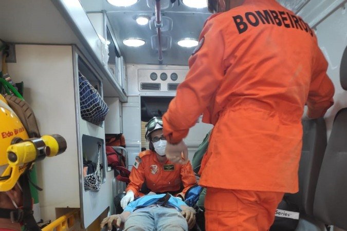 O homem de 60 anos estava apenas com a cabeça para fora quando os bombeiros chegaram ao local - (foto: Divulgação Corpo de Bombeiros/DF) O homem de 60 anos estava apenas com a cabeça para fora quando os bombeiros chegaram ao local - (foto: Divulgação Corpo de Bombeiros/DF)