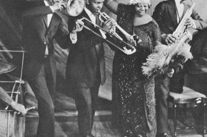 A lendária cantora Ma Rainey move a trama do filme da Netflix - (foto: Internet/ Reprodução) A lendária cantora Ma Rainey move a trama do filme da Netflix - (foto: Internet/ Reprodução)