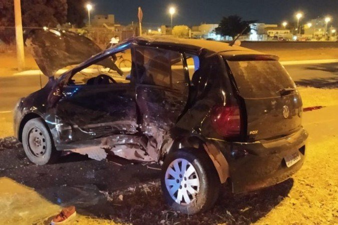 O motorista que causou o acidente estava embriagado e foi preso - (foto: Divulgação Corpo de Bombeiros/DF) O motorista que causou o acidente estava embriagado e foi preso - (foto: Divulgação Corpo de Bombeiros/DF)