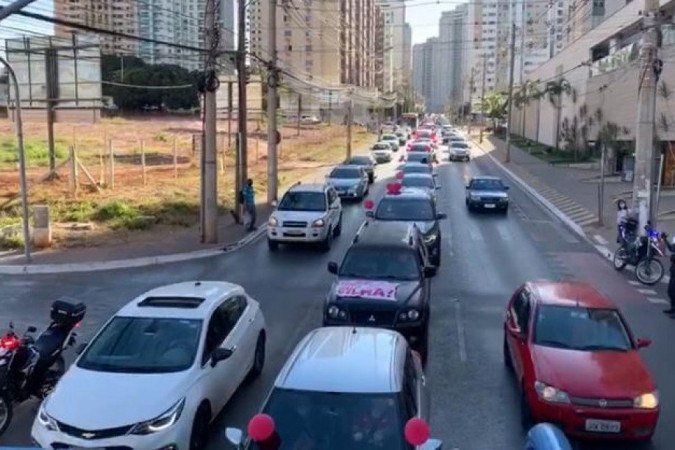 A carreata começou no Taguaparque e reuniu centenas de pessoas - (foto: Divulgação Cure a Kyara) A carreata começou no Taguaparque e reuniu centenas de pessoas - (foto: Divulgação Cure a Kyara)