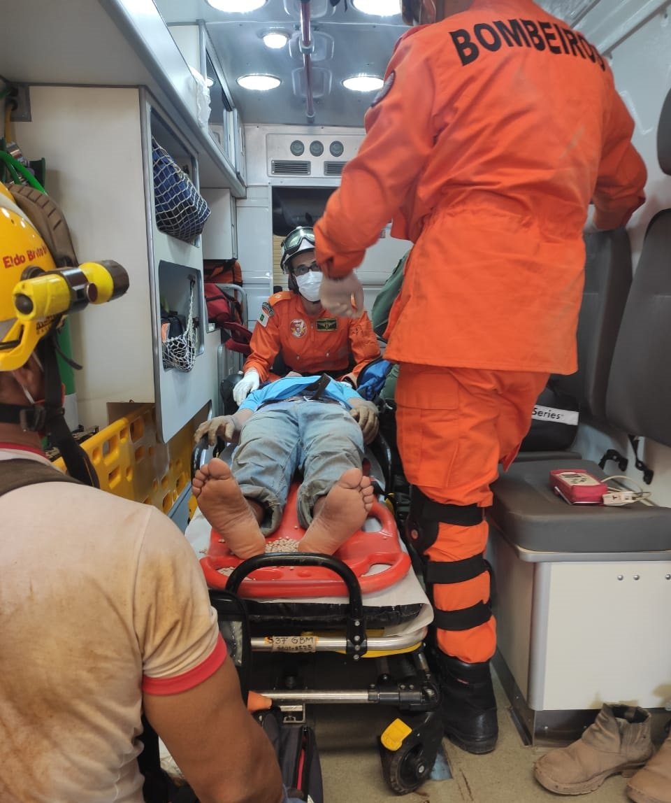 Trabalhador soterrado é resgatado em silo de feijões em Taguatinga