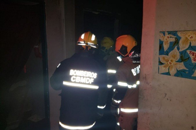 Uma vela pode ter sido a causa do fogo que destruiu um cômodo de uma casa em Ceilândia - (foto: Divulgação CBM/DF) Uma vela pode ter sido a causa do fogo que destruiu um cômodo de uma casa em Ceilândia - (foto: Divulgação CBM/DF)