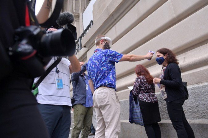 Uma pessoa mascarada tem sua temperatura medida enquanto espera do lado de fora na fila no dia de reabertura do lado de fora do Metropolitan Museum of Art (The Met) em 29 de agosto de 2020 na cidade de Nova York. Museus e instituições culturais em toda a cidade estão fechados desde meados de março devido à pandemia de coronavírus em curso. - (foto: Michael loccisano / GETTY IMAGES NORTH AMERICA / Getty Images via AFP) Uma pessoa mascarada tem sua temperatura medida enquanto espera do lado de fora na fila no dia de reabertura do lado de fora do Metropolitan Museum of Art (The Met) em 29 de agosto de 2020 na cidade de Nova York. Museus e instituições culturais em toda a cidade estão fechados desde meados de março devido à pandemia de coronavírus em curso. - (foto: Michael loccisano / GETTY IMAGES NORTH AMERICA / Getty Images via AFP)