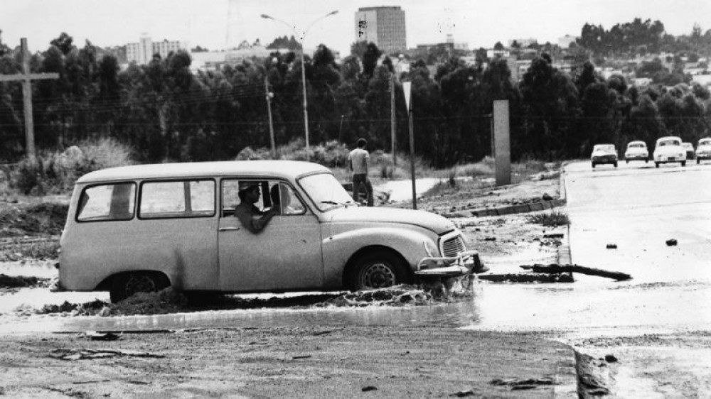 Em 1979, os motoristas enfrentavam problemas de alagamento nas ruas da capital.