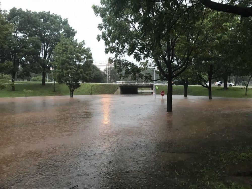 A atual – ainda do projeto de construção da Asa Norte, da década de 1970 – é quadrada e vai de 0,4 metro a 3 metros de vazão, com transposição direta ao lago, sem passar por uma bacia.