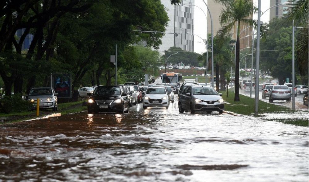Devido a captação de água do Plano Piloto ser muito antiga, da época da construção da cidade, a rede comporta mais o fluxo das chuvas há muitos anos.