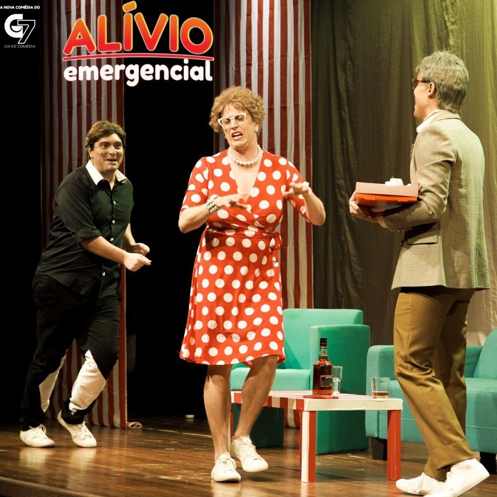 Cia G7 de com&eacute;dia estreia a pe&ccedil;a 'Al&iacute;vio emergencial' feita para o drive-in. No espet&aacute;culo o grupo interage com a plat&eacute;ia por meio do aplicativo Zoom, no quadro 'Show do cenz&atilde;o emergencial'.   