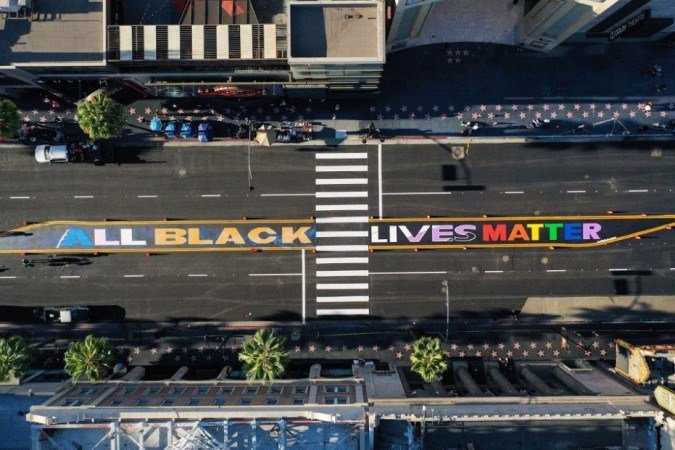 Vista aérea do novo mural permanente 'All Black Lives Matter (Todas Vidas Negras Importam)' depois de ter sido pintado no Hollywood Boulevard em 28 de agosto de 2020 em Los Angeles, Califórnia. - (foto: Mario Tama / Getty Images / AFP) Vista aérea do novo mural permanente 'All Black Lives Matter (Todas Vidas Negras Importam)' depois de ter sido pintado no Hollywood Boulevard em 28 de agosto de 2020 em Los Angeles, Califórnia. - (foto: Mario Tama / Getty Images / AFP)