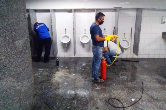 Equipe está constantemente fazendo reparos em banheiro na Rodoviária do Plano Piloto - (foto: Divulgação/Agência Brasília) Equipe está constantemente fazendo reparos em banheiro na Rodoviária do Plano Piloto - (foto: Divulgação/Agência Brasília)