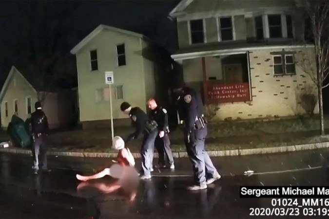 Em 23 de março de 2020, imagem tirada de um vídeo da câmera de vídeo divulgado pelo Departamento de Polícia de Rochester, Nova York, mostra a polícia prendendo Daniel Prude após supostamente colocar um capuz nele. - (foto: Departamento de Polícia de Rochester / AFP) Em 23 de março de 2020, imagem tirada de um vídeo da câmera de vídeo divulgado pelo Departamento de Polícia de Rochester, Nova York, mostra a polícia prendendo Daniel Prude após supostamente colocar um capuz nele. - (foto: Departamento de Polícia de Rochester / AFP)