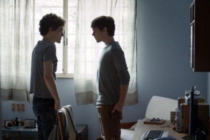 Cena do filme Hoje eu quero voltar sozinho, com Gabriel (Fabio Audi) e Leonardo (Guilherme Lobo)