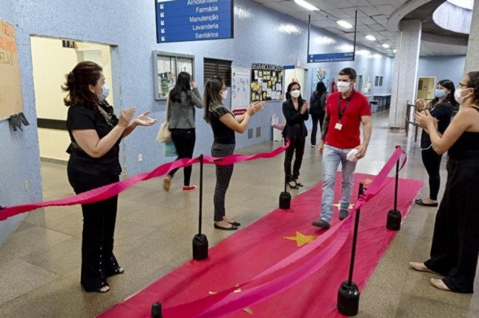 Profissionais do Hran são homenageados com tapete vermelho - (foto: Divulgação) Profissionais do Hran são homenageados com tapete vermelho - (foto: Divulgação)