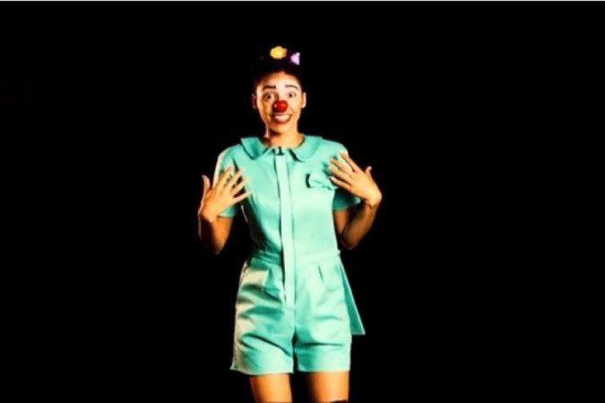 Palhaça Cocada (Déborah Paiva) apresenta a minhoca Maricota, símbolo do projeto 'Nas asas da agroecologia'. -  (crédito: YouTube )