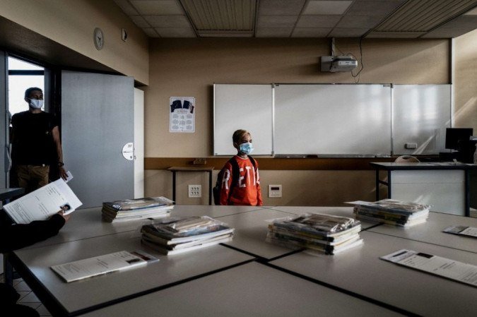 Alunos usando máscara protetora entram em uma sala de aula na escola secundária Theodore Monod em Bron, em 1º de setembro de 2020, no primeiro dia do ano letivo em meio à epidemia de Covid-19. - (foto: JEFF PACHOUD / AFP) Alunos usando máscara protetora entram em uma sala de aula na escola secundária Theodore Monod em Bron, em 1º de setembro de 2020, no primeiro dia do ano letivo em meio à epidemia de Covid-19. - (foto: JEFF PACHOUD / AFP)