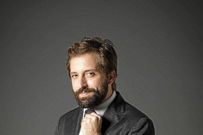 Gregório Duvivier une humor, análise e até poesia em nova temporada de 
Greg news
