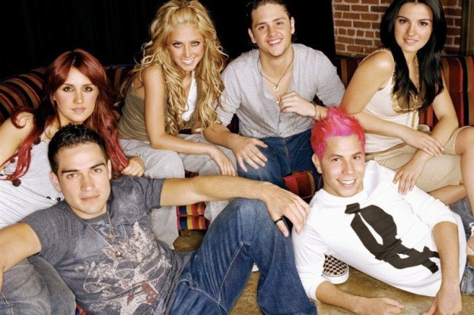 Após 8 anos de espera, fãs de Rebelde podem ouvir 9 álbuns de estúdio em todos os serviços de streaming - (foto: Reprodução/Televisa) Após 8 anos de espera, fãs de Rebelde podem ouvir 9 álbuns de estúdio em todos os serviços de streaming - (foto: Reprodução/Televisa)