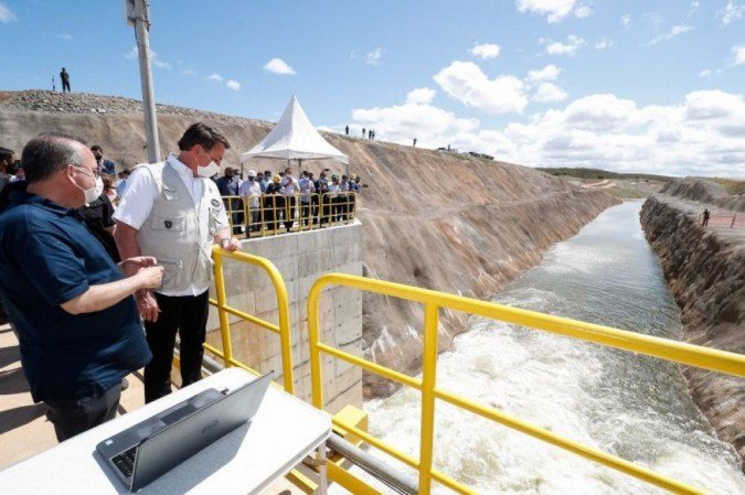 Bolsonaro e Marinho acompanham abertura das comportas da Barragem de Milagres, em Penaforte (CE) -  (crédito: Alan Santos/PR)