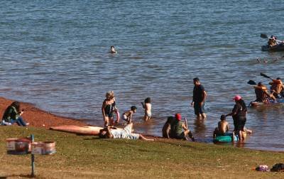 05/09/2020. Credito: Ana Rayssa/CB/D.A. Press. Brasil. Brasilia - DF. Cidades. Populacao aproveita o calor para se refrescar no Lago Paranoa. Muitas pessoas sem mascaras foram encontradas na Prainha proximo ao Setor de Mansoes do Lago Norte.