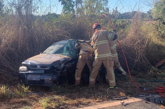 Uma das vítimas ficou presa dentro do veículo