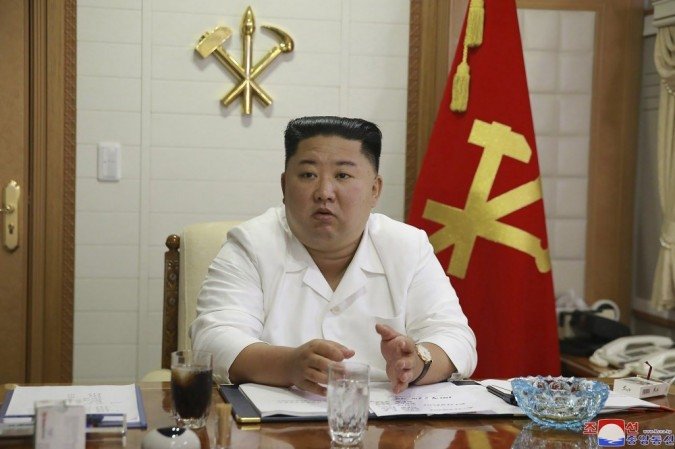 No sábado, o líder visitou a área para verificar os danos e organizou uma reunião sobre as operações de resgate - (foto: STR / KCNA VIA KNS / AFP) No sábado, o líder visitou a área para verificar os danos e organizou uma reunião sobre as operações de resgate - (foto: STR / KCNA VIA KNS / AFP)