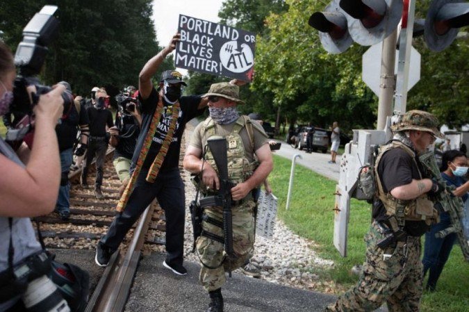Membros de milícia da extrema-direita e supremacistas brancos participam de marcha em Stone Mountain, no estado da Geórgia: ameaça social - (crédito: Logan Cyrus/AFP) Membros de milícia da extrema-direita e supremacistas brancos participam de marcha em Stone Mountain, no estado da Geórgia: ameaça social - (crédito: Logan Cyrus/AFP)