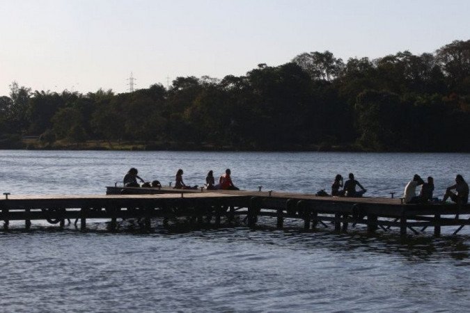 População aproveita o calor para se refrescar no Lago Paranoá.