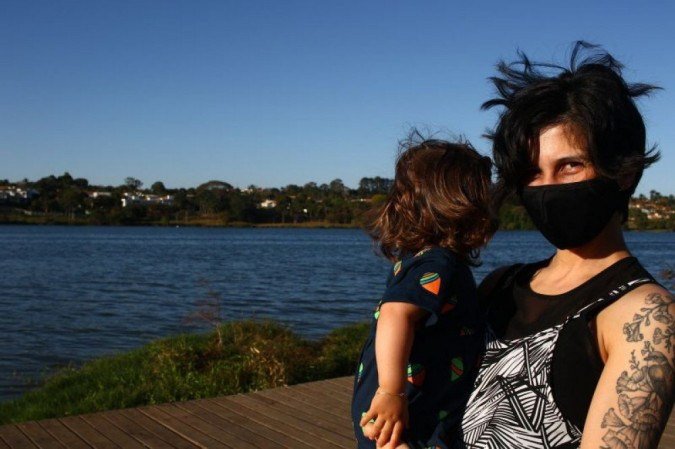 Fernanda Araújo levou a filha para curtir o lago: Fernanda Araújo levou a filha para curtir o lago:
