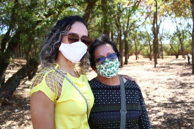 A militar Veronica Oliveira e a mãe, Irene Jussara Oliveira, decidiram ver a cerimônia, já que o desfile tradicional de 7 de setembro foi suspenso por causa da pandemia