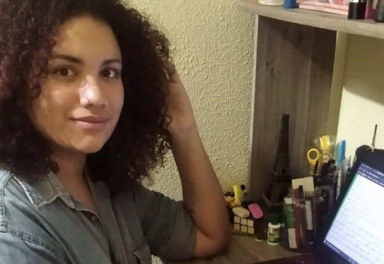 Geisa concilia faculdade, emprego e estágio de modo remoto