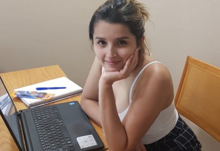 Emanuele precisou largar a faculdade para trabalhar e, agora, sem emprego há quase quatro meses, desistiu de procurar uma vaga