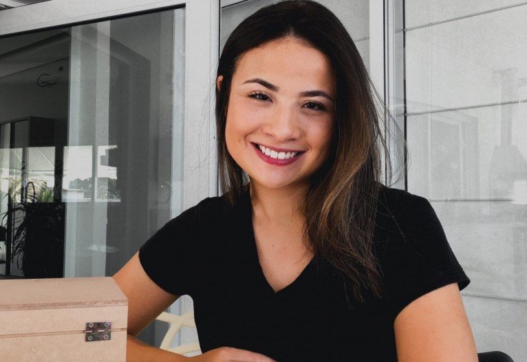 "No início, eu não gostava da área do comércio. Entretanto, sabendo que meus pais não tinham condições de pagar minha faculdade, vi que precisava fazer algo" Talyssa Yamane, dona das lojas on-line Naz Pratas e Naz Drinks   