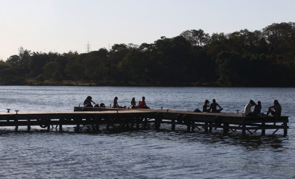 População aproveita o calor para se refrescar no Lago Paranoá.