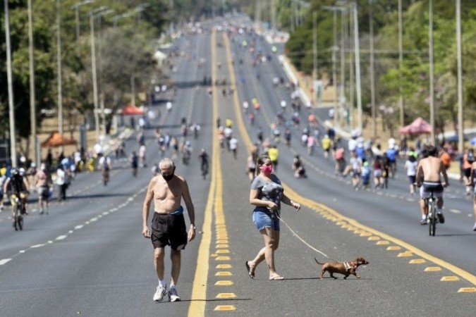 Brasilienses curtem o 7 de setembro no Eixão Norte