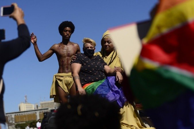 07/09/2020. Crédito: Carlos Vieira/CB/D.A. Press. Brasil. Brasília - DF. Cidades. 7 de setembro. Grito dos excluídos faz tradicional protesto na Esplanada dos Ministérios. Cerca de 200 manifestantes inflaram um boneco do presidente da República com as mãos cobertas de sangue. 