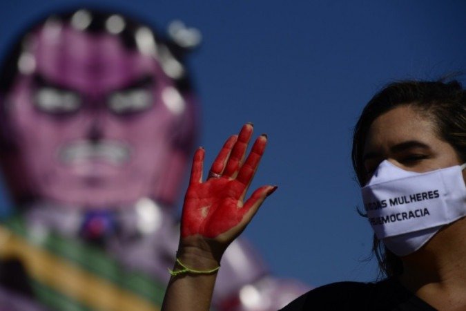07/09/2020. Crédito: Carlos Vieira/CB/D.A. Press. Brasil. Brasília - DF. Cidades. 7 de setembro. Grito dos excluídos faz tradicional protesto na Esplanada dos Ministérios. Cerca de 200 manifestantes inflaram um boneco do presidente da República com as mãos cobertas de sangue. 