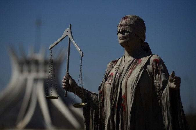 07/09/2020. Crédito: Carlos Vieira/CB/D.A. Press. Brasil. Brasília - DF. Cidades. 7 de setembro. Grito dos excluídos faz tradicional protesto na Esplanada dos Ministérios. Cerca de 200 manifestantes inflaram um boneco do presidente da República com as mãos cobertas de sangue. 