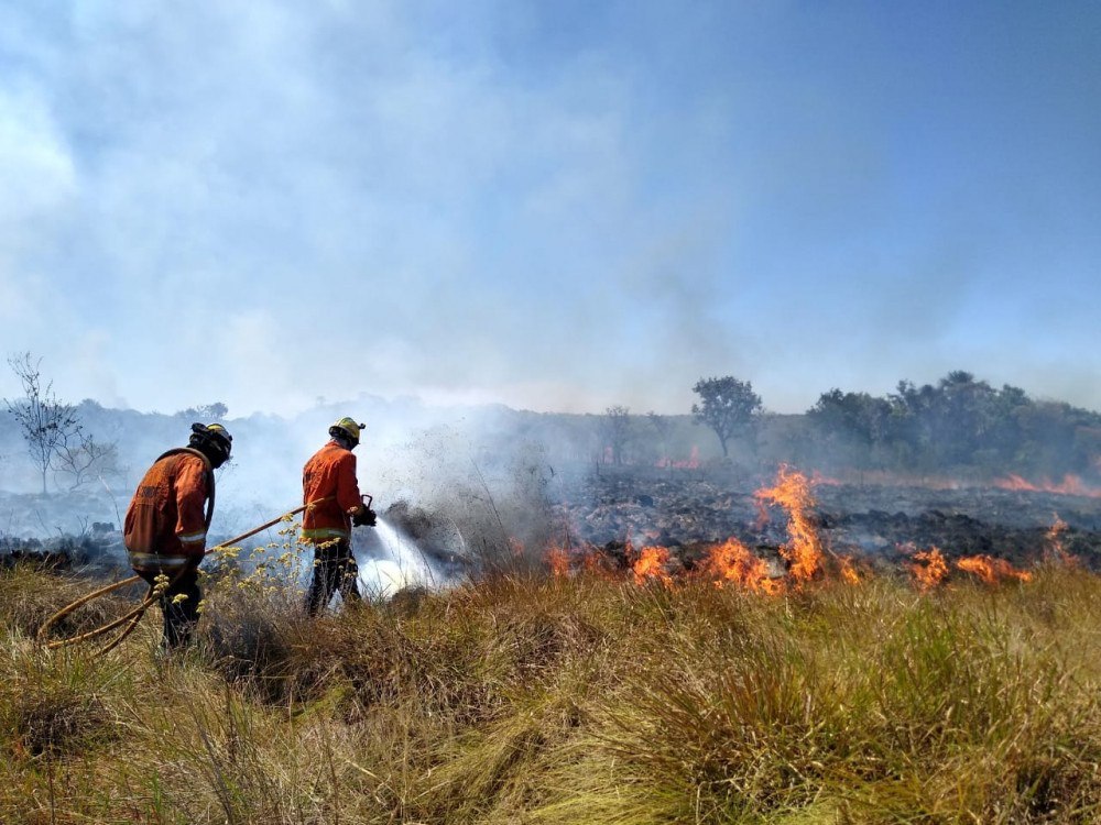 Bombeiros levam 12 horas para combater incêndio em Santa Maria