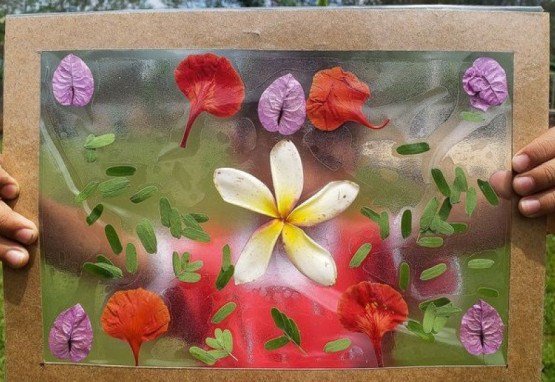 Estimular a observação dos elementos da natureza e brincar com eles livremente favorece o bem estar emocional das crianças.