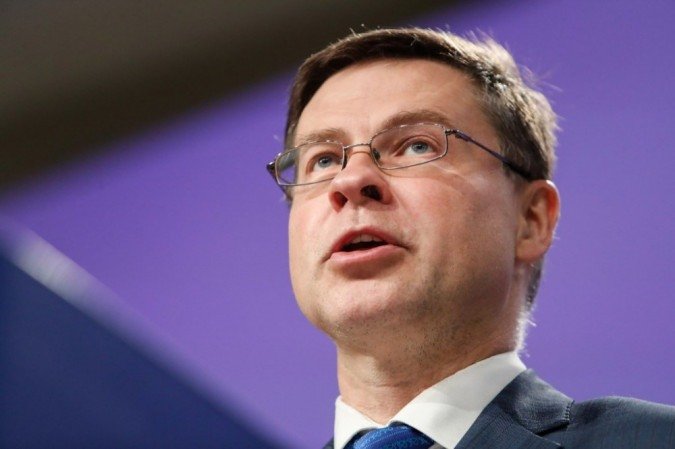 Dombrovskis reclama que a UE enfrenta uma situação epidemiológica muito grave e continua a exportar vacina para quem produz -  (crédito: Aris Oikonomou / AFP)