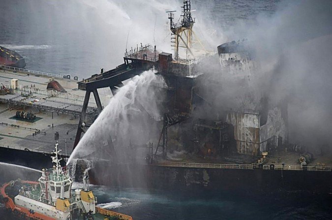 Botes lutam para extinguir um incêndio no petroleiro New Diamond registrado no Panamá, a cerca de 60 km da costa leste do Sri Lanka, onde um incêndio foi relatado dentro do sala de maquinas. - (foto: Força Aérea do Sri Lanka / AFP) Botes lutam para extinguir um incêndio no petroleiro New Diamond registrado no Panamá, a cerca de 60 km da costa leste do Sri Lanka, onde um incêndio foi relatado dentro do sala de maquinas. - (foto: Força Aérea do Sri Lanka / AFP)