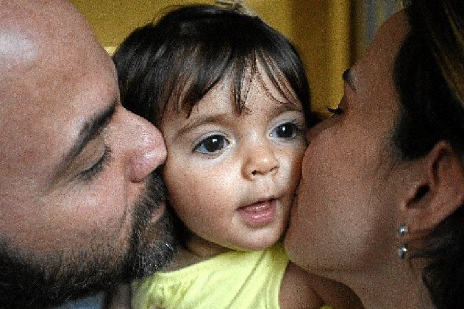 Kyara, ao centro, com os pais: o bancário Ovidio e a advogada Kayra - (crédito: Minervino Junior/CB/D.A Press ) Kyara, ao centro, com os pais: o bancário Ovidio e a advogada Kayra - (crédito: Minervino Junior/CB/D.A Press )