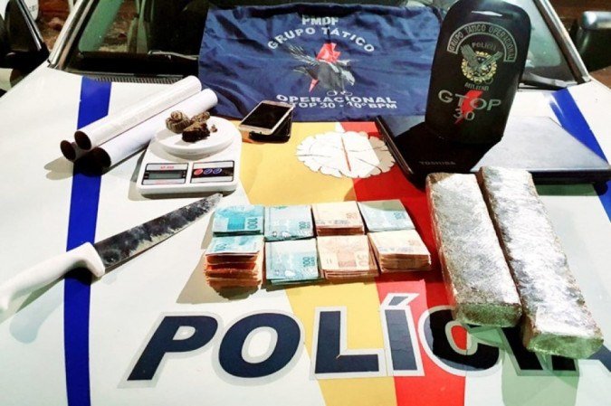 Policiais encontraram mais de 4 kg de droga, além de balança de precisão e dinheiro - (foto: Divulgação / PMDF) Policiais encontraram mais de 4 kg de droga, além de balança de precisão e dinheiro - (foto: Divulgação / PMDF)