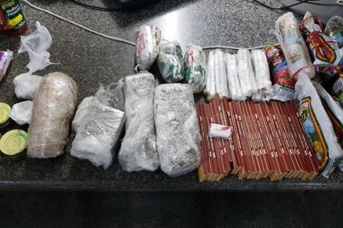 As drogas e outros objetos estavam escondidos em tubos - (foto: PMDF/Divulgação) As drogas e outros objetos estavam escondidos em tubos - (foto: PMDF/Divulgação)