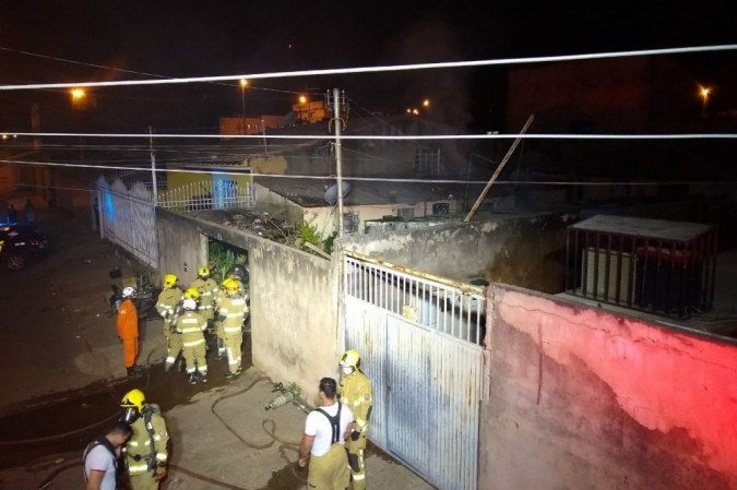 Vizinhos tentaram conter o fogo com baldes de água antes do Corpo de Bombeiros chegar - (foto: CBMDF / Divulgação) Vizinhos tentaram conter o fogo com baldes de água antes do Corpo de Bombeiros chegar - (foto: CBMDF / Divulgação)