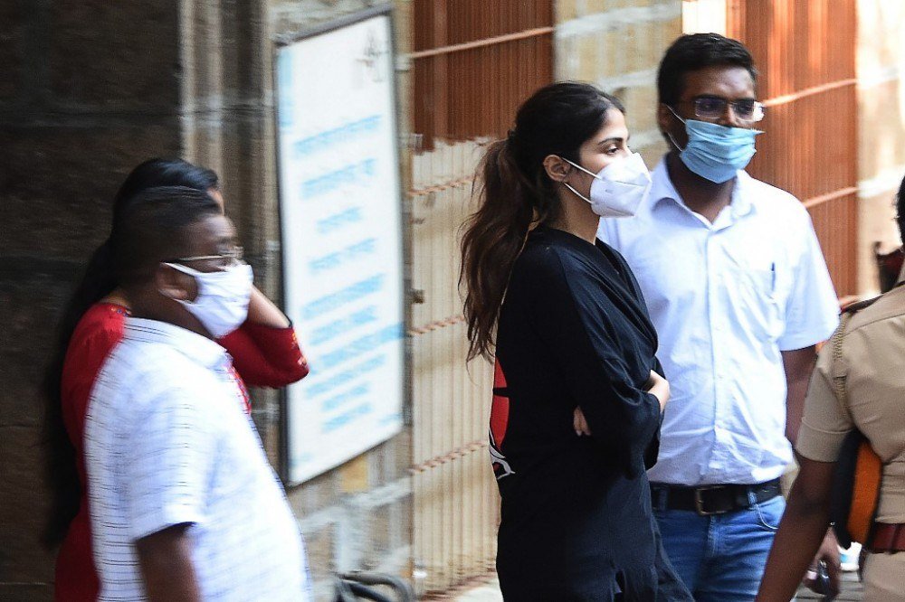 Atriz de Bollywood é detida na Índia após suicídio do ator Sushant Rajput