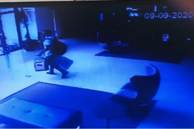 Momento em que criminoso tentava furtar hotel no DF, na manhã de hoje (9). -  (crédito: PCDF)