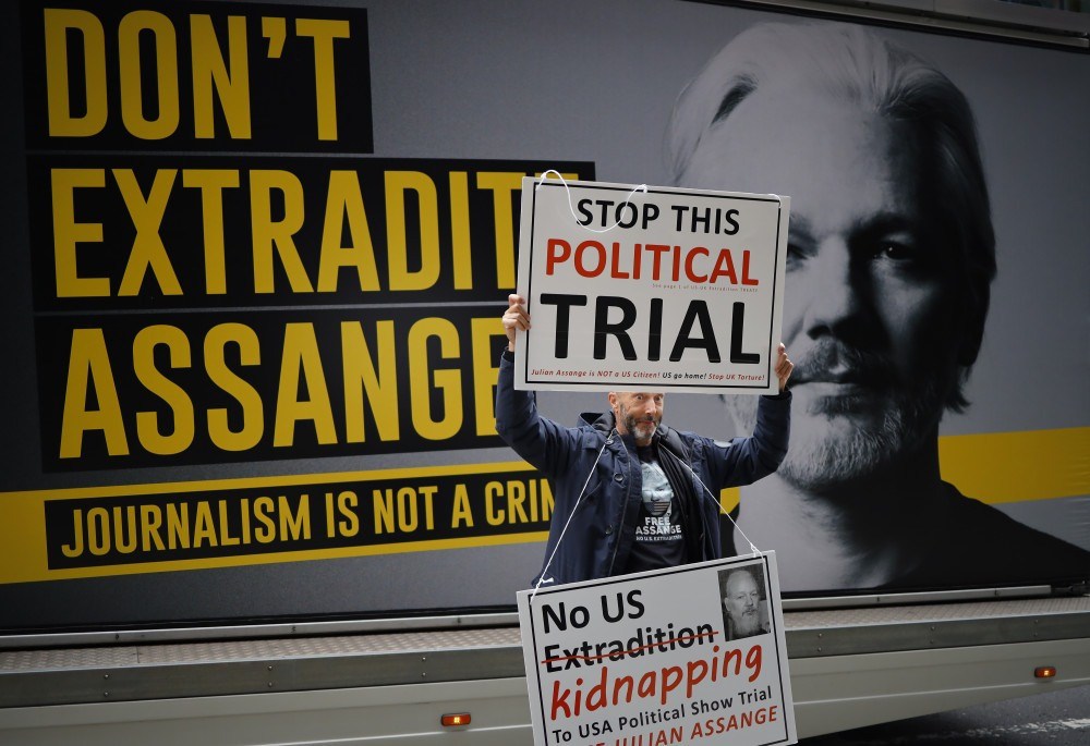 Julgamento da extradição de Assange é interrompido pela covid-19